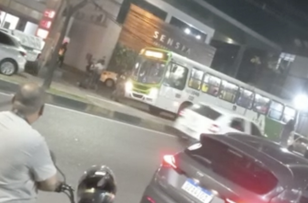 Vídeo: Tiroteio em ônibus deixa passageiros em pânico na Av. Djalma Batista