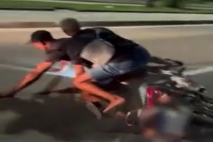 Vídeo: Motociclistas escapam da morte após caírem na rua ‘dando grau’