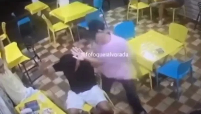 VÍDEO: assaltante invade café e leva celulares de clientes no Alvorada