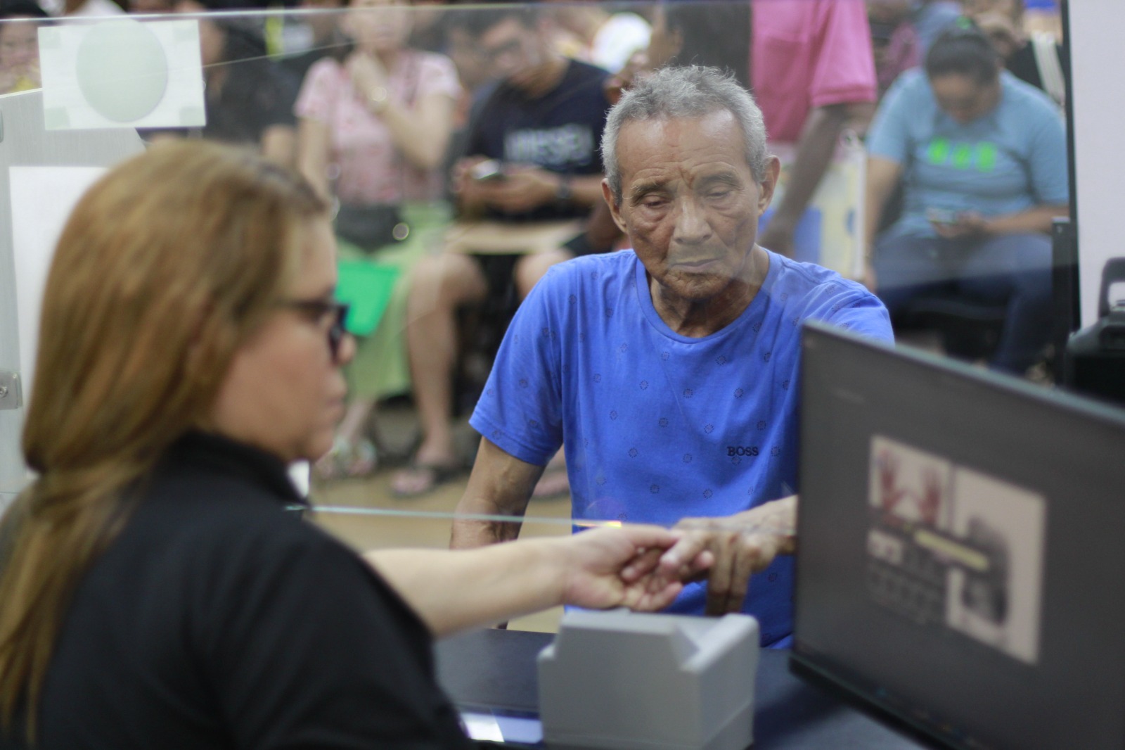 Idosos e PcDs não precisam agendar emissão da Carteira de Identidade Nacional