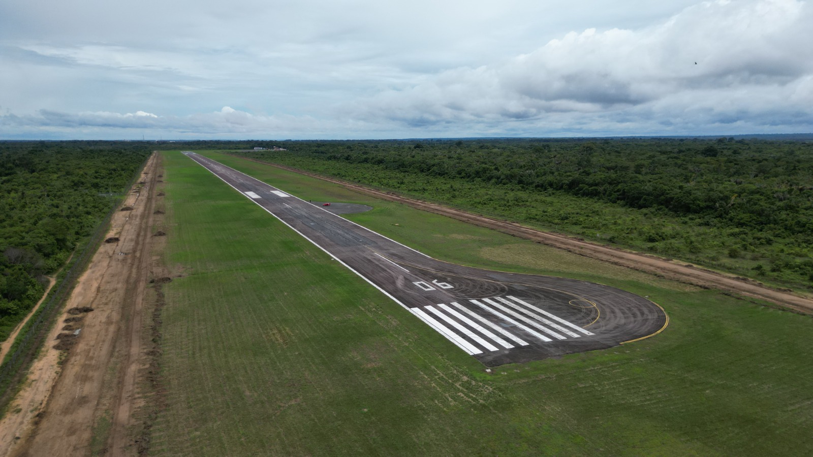Prefeitura de Parintins mantém obras de recapeamento de 600m da pista do aeroporto