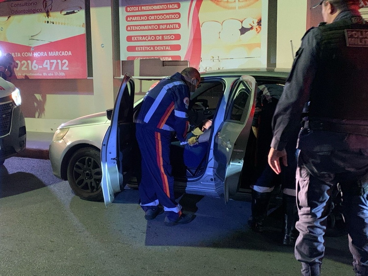 Mulher é encontrada morta dentro do próprio carro no Parque 10