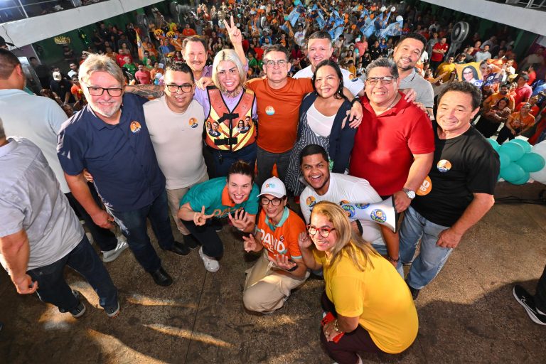 David Almeida é recebido por apoiadores na Praça 14