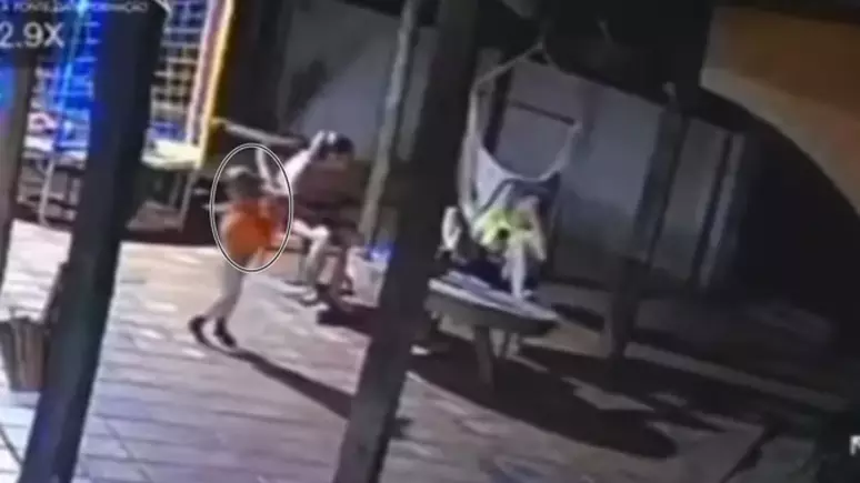 Imagens fortes: Criança de 2 anos pega arma do pai e mata a mãe em MS