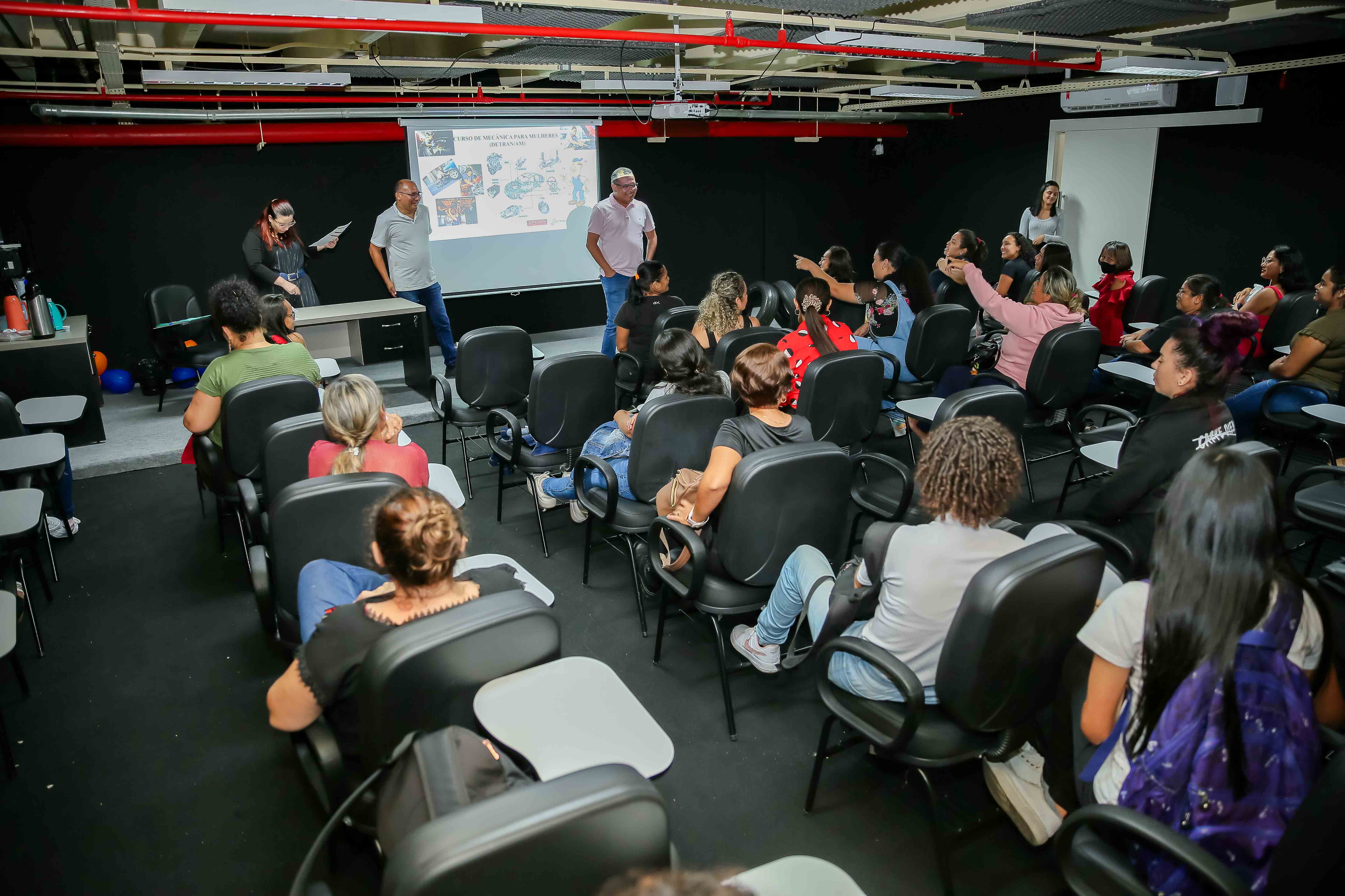 Detran-AM qualifica 42 mulheres no curso de mecânica básica