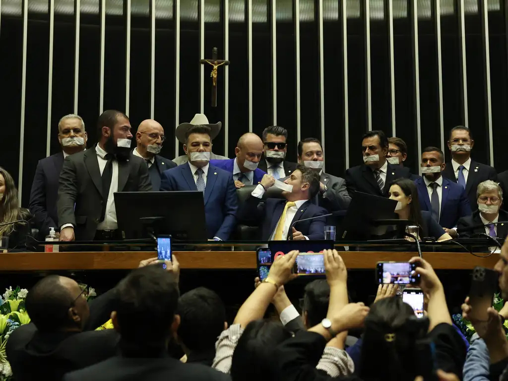 Oposição pernoita nos plenários do Congresso para impedir trabalhos
