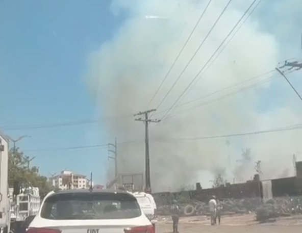 Vídeo: incêndio atinge área de vegetação próxima a posto de combustíveis em Manaus