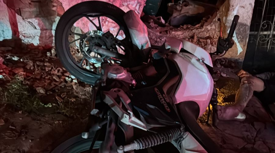 Adolescente morre e namorada fica ferida em tentativa de fuga após assalto