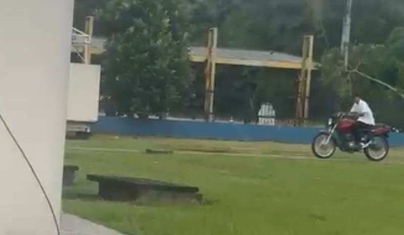 Vídeo: candidato tenta fugir com moto irregular durante prova do Detran-AM