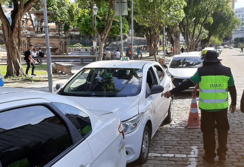 Fiscalização autua sete táxis no Centro de Manaus