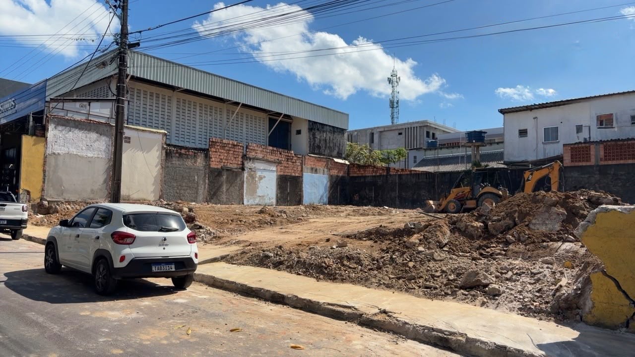 Implurb embarga demolição irregular no bairro Parque 10 de Novembro