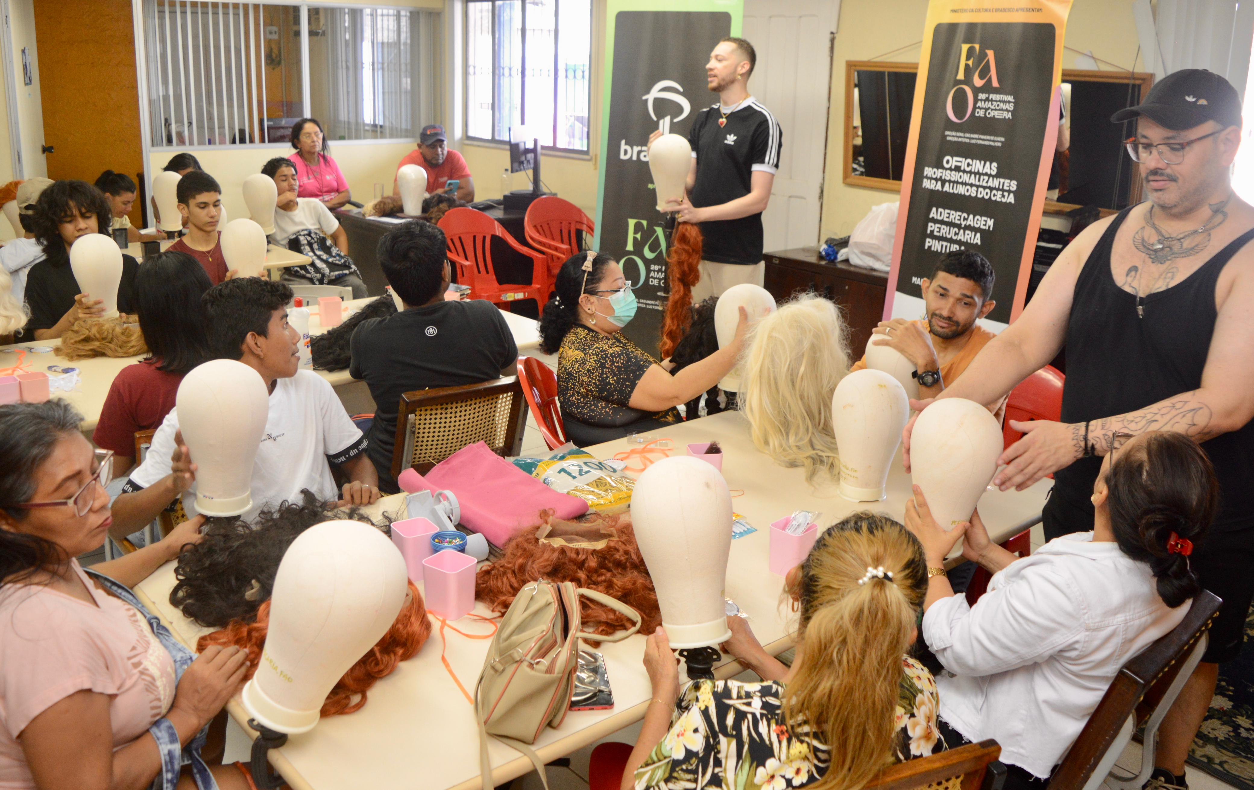 Festival Amazonas de Ópera leva oficina de perucaria a alunos de Manaus