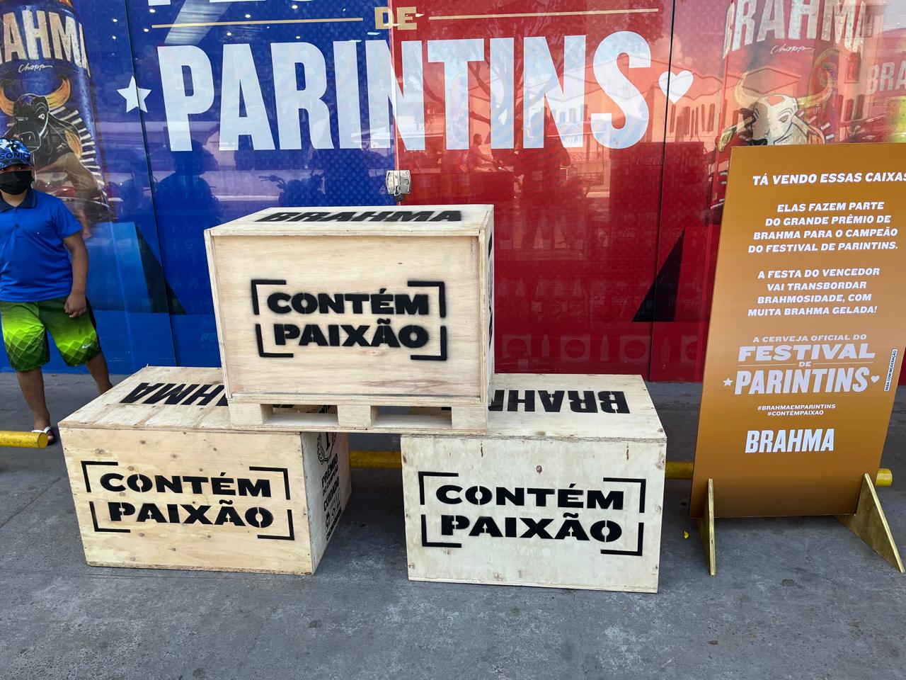 LOIRA GELADA: Brahma espalha caixas surpresas nos bares de Parintins