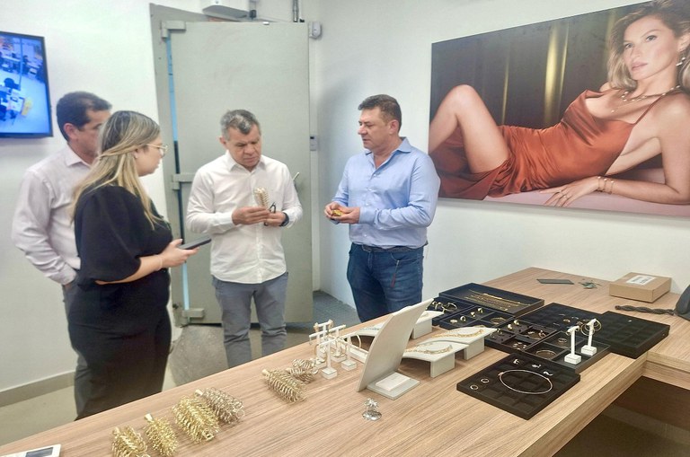 Superintendente da Suframa visita fábrica da Vivara, em Manaus