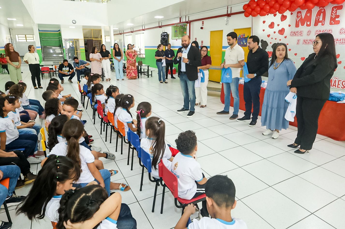 Semed inicia entrega de 390 mil fardamentos escolares em Manaus