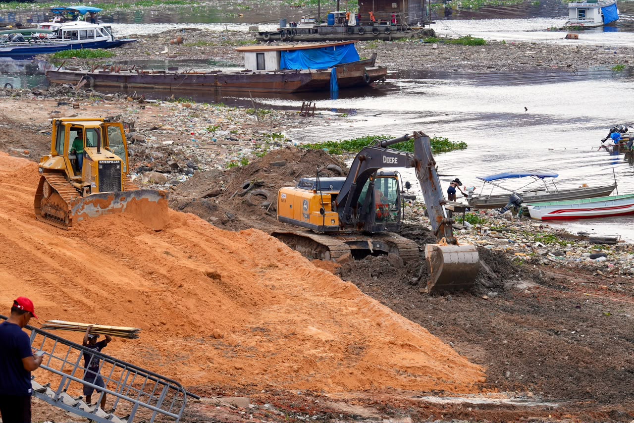 Manaus retira mais de 2,5 mil toneladas de lixo da orla em 2026