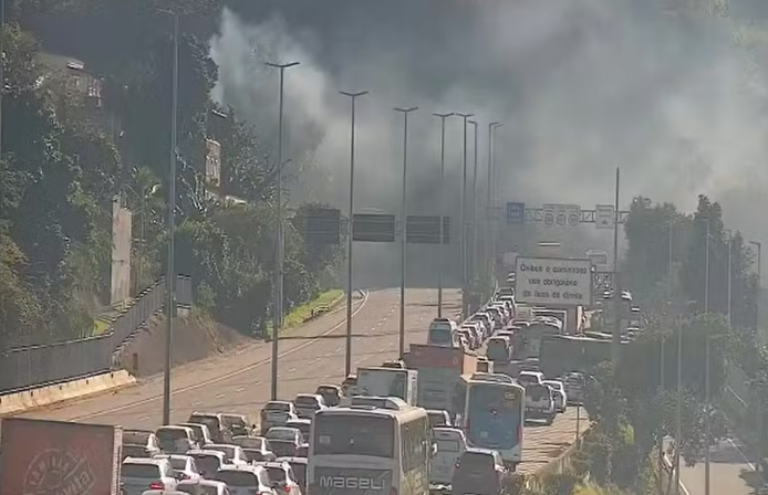 Vídeo: caminhão pega fogo em túnel no Rio de Janeiro, causa pânico e fere 89