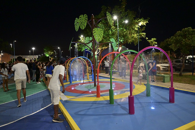 Primeira praça molhada de Manaus é entregue na zona Sul