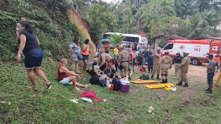 Vídeo: Batida forte entre caminhão e micro-ônibus deixa 11 feridos na BR-174