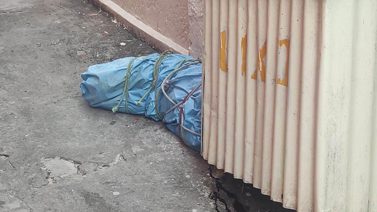 Corpo é encontrado enrolado em lona no bairro Aparecida