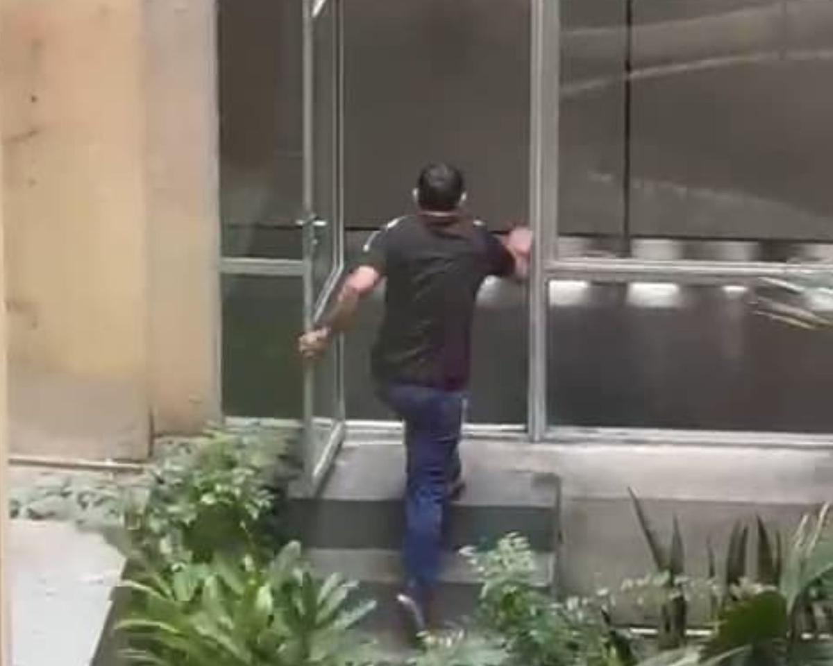 Vídeo: Homem tenta fugir de fórum em Manaus ao descobrir que seria preso