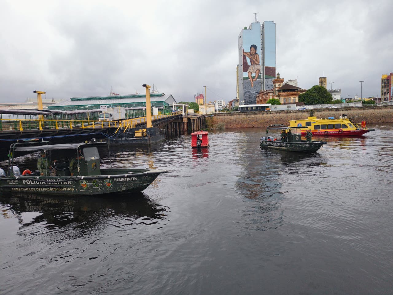 Famílias de vítimas de naufrágio recebem apoio no Porto de Manaus; buscas entram no 4º dia