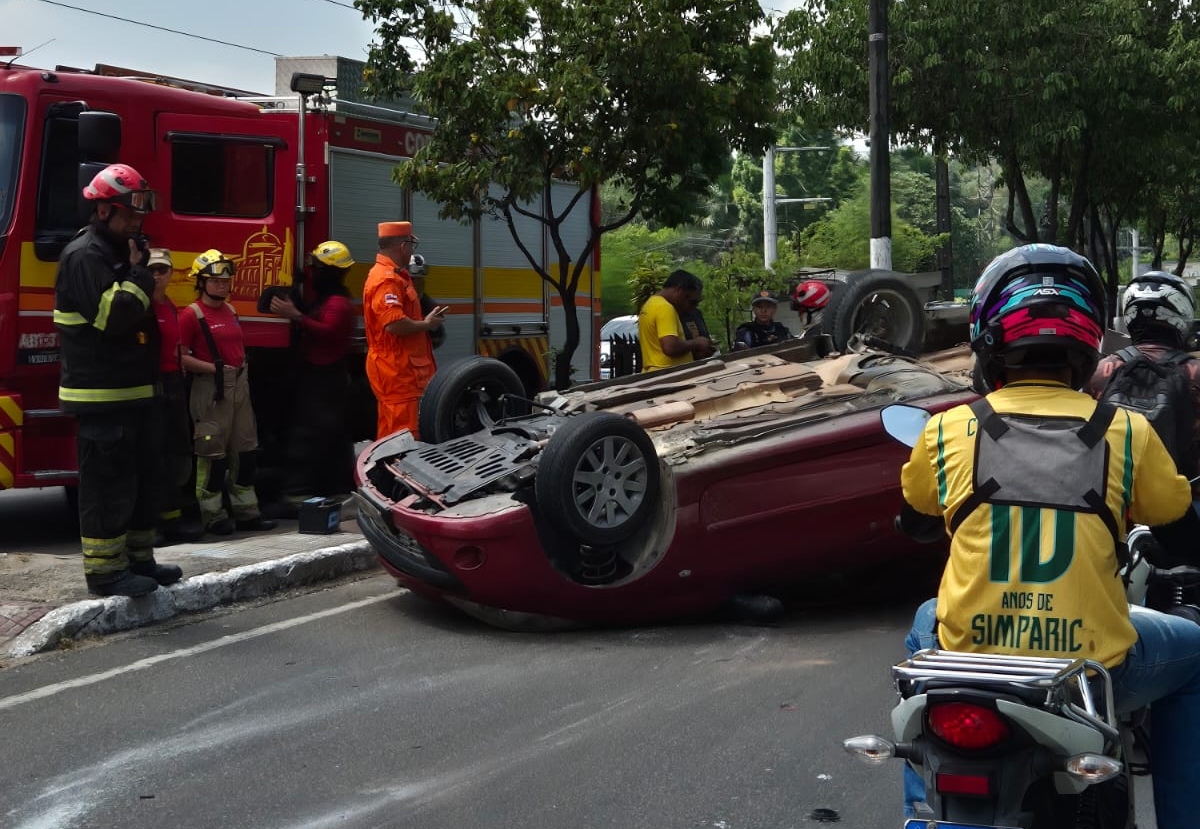 Colisão com carreta faz carro capotar e deixa motorista ferido em Manaus