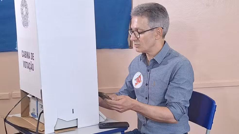 Zema usa celular na cabine de votação, apesar da probição do TSE