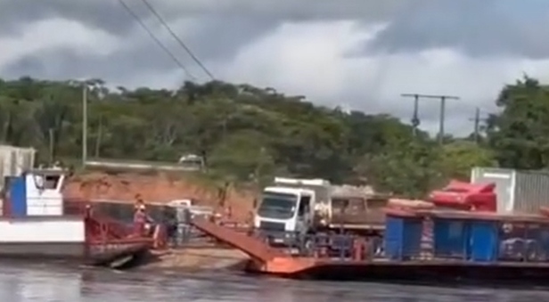 BR-319: travessia sobre rio Autaz Mirim é paralisada após cabo de balsa se romper
