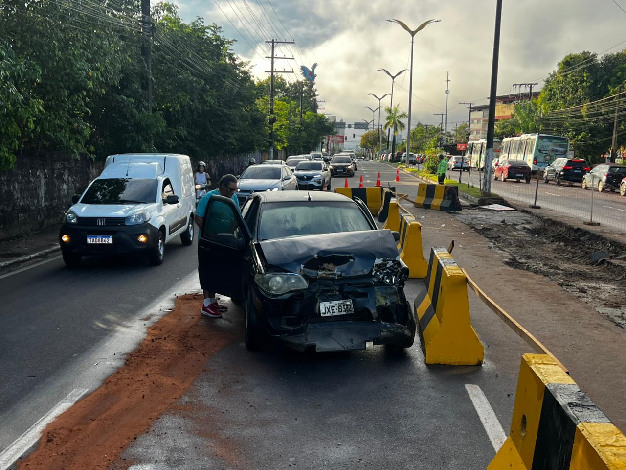 Carro fica destruído após colidir contra estrutura de obra na Avenida Coronel Teixeira