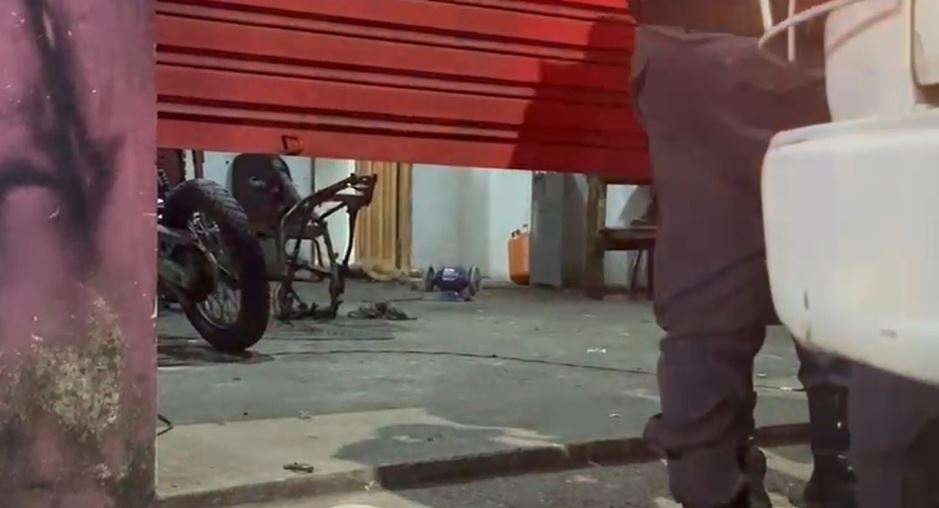 Vídeo: Jovem é executado dentro de oficina mecânica no bairro Tancredo Neves