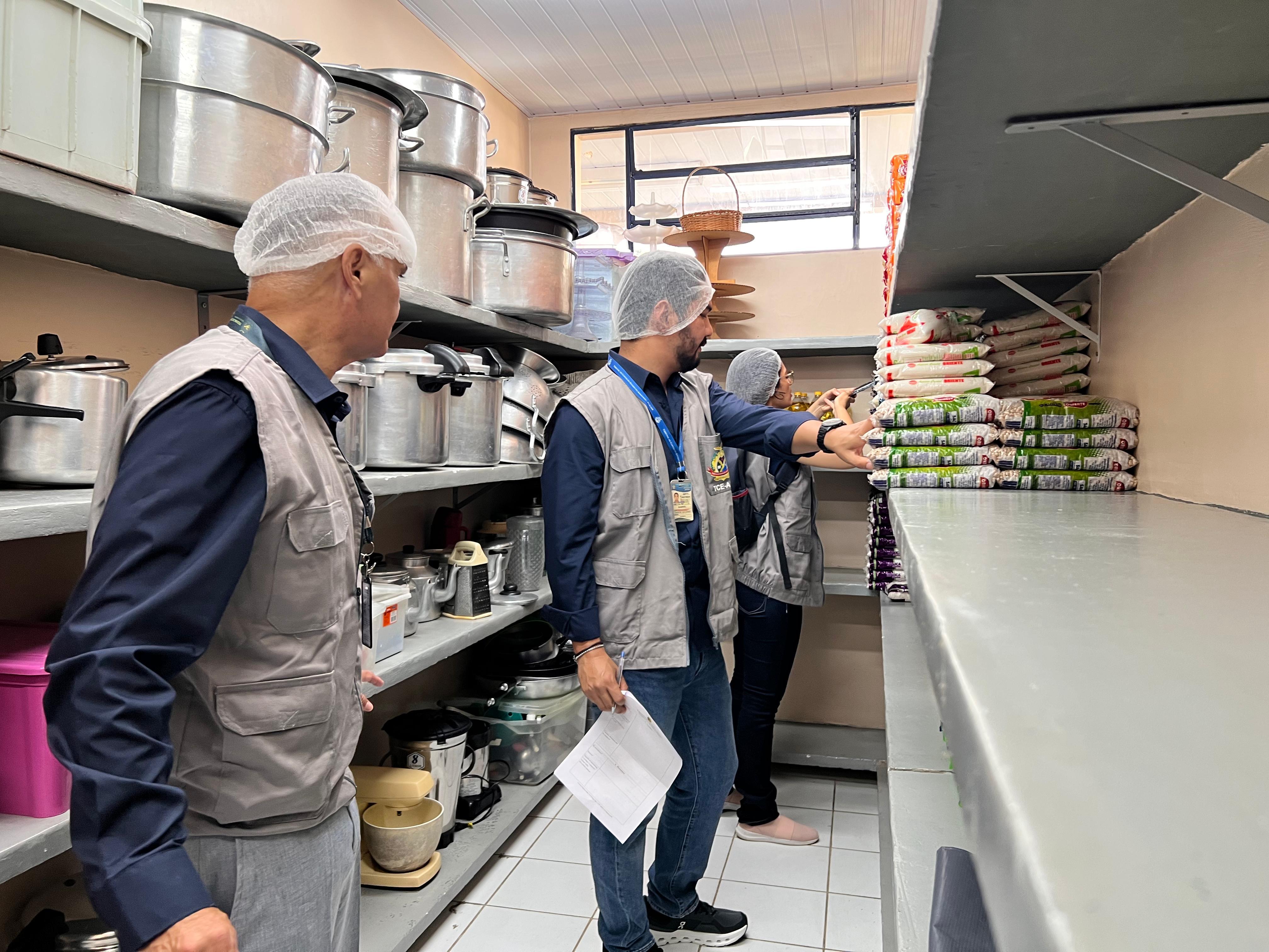 Blitz do TCE-AM fiscaliza merenda escolar em 10 escolas estaduais de Manaus