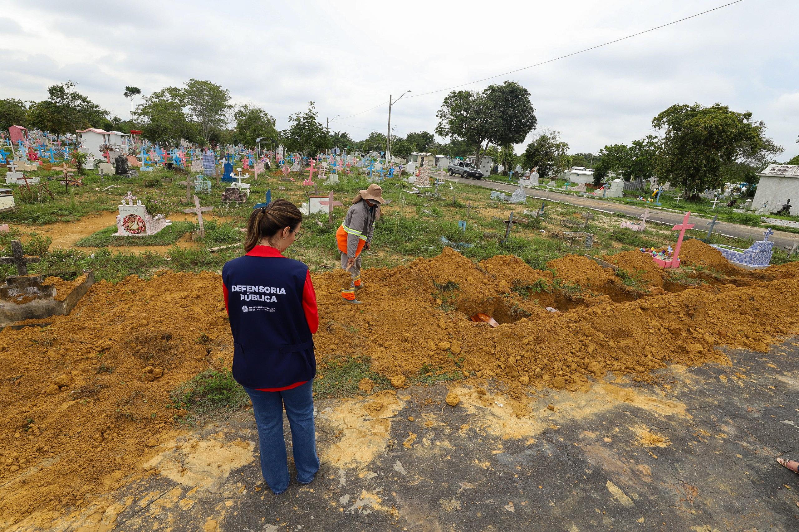 Dezessete fetos abandonados em maternidade pública de Manaus são sepultados