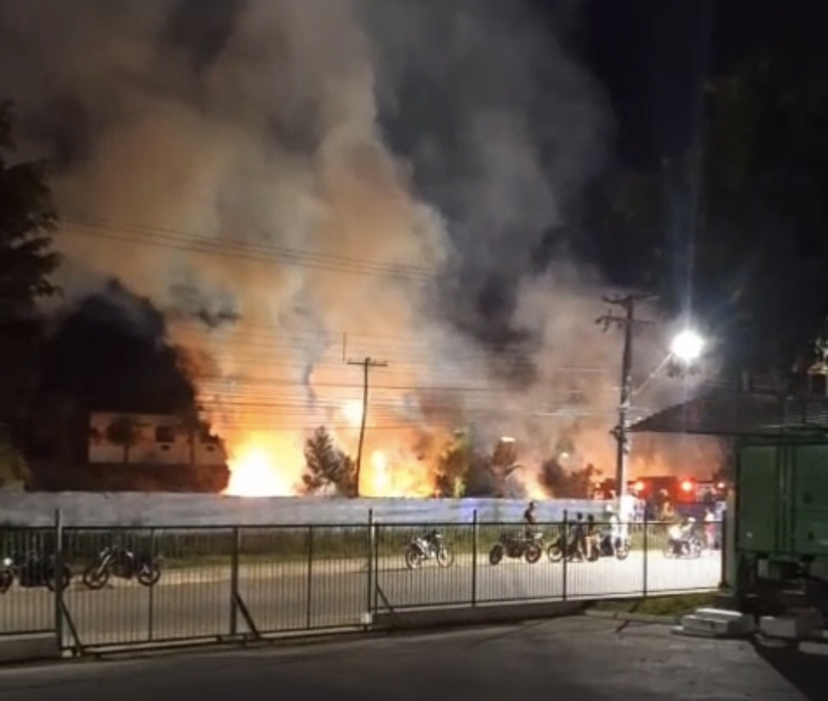 Vídeo: incêndio de grandes proporções destrói prédio em Tefé