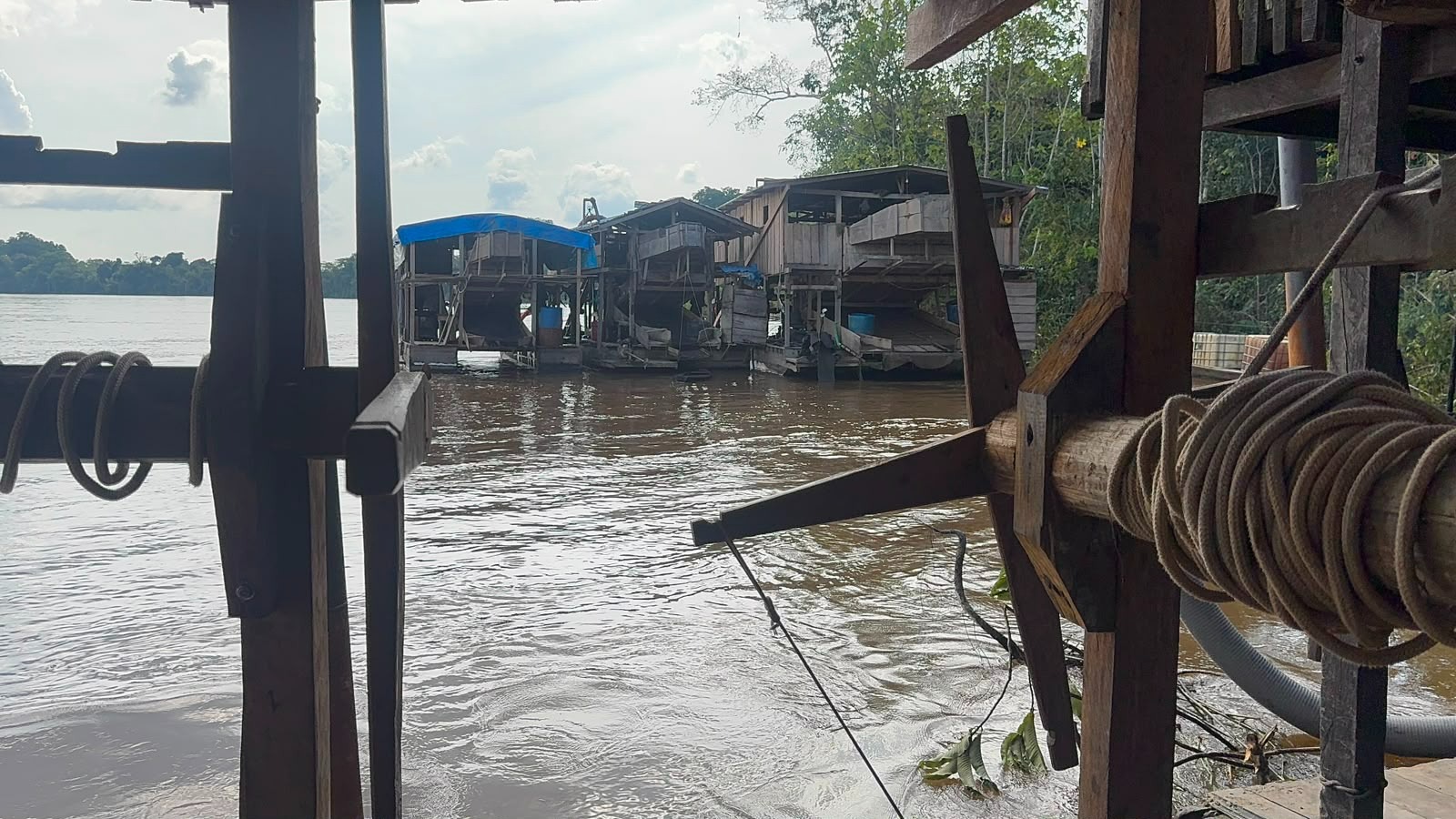 Exército destrói seis dragas em área de garimpo ilegal no Amazonas