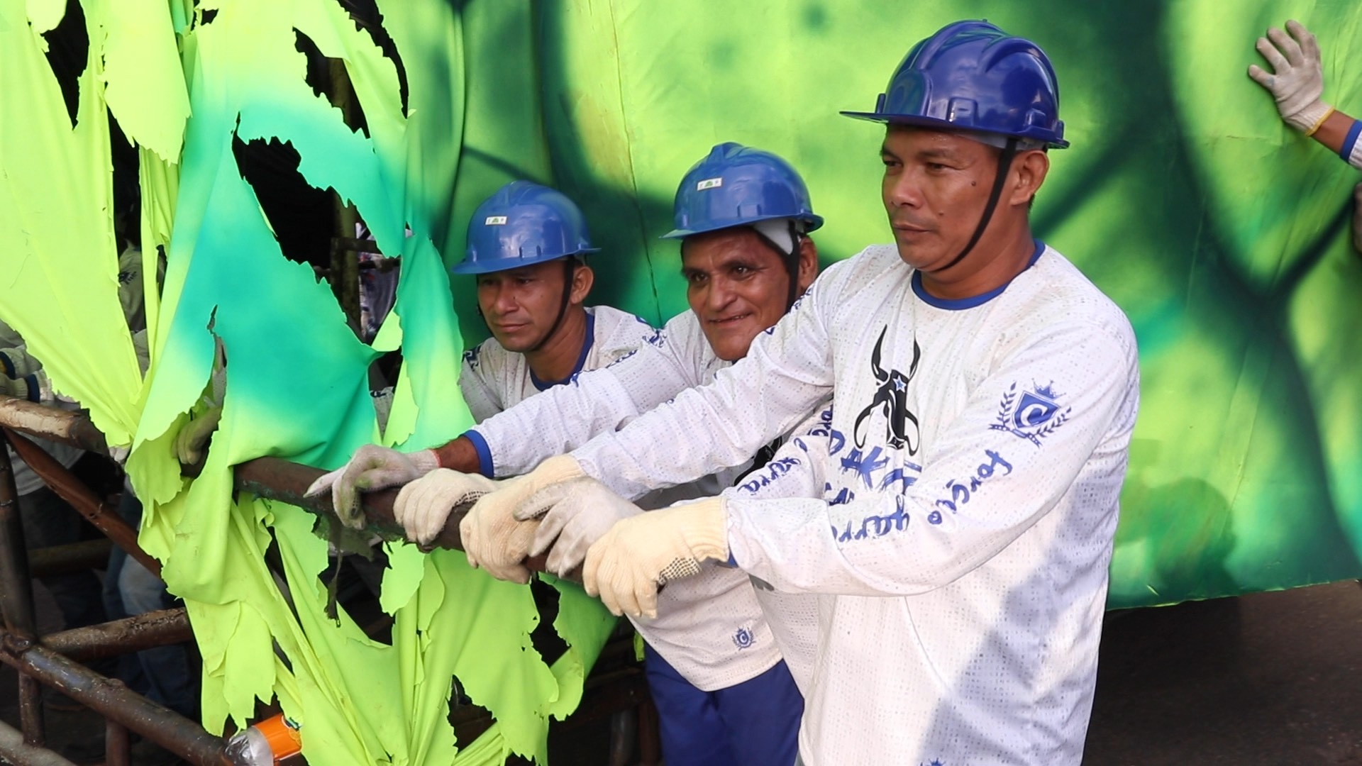 Boi Caprichoso começa transporte de alegorias para concentração no Bumbódromo