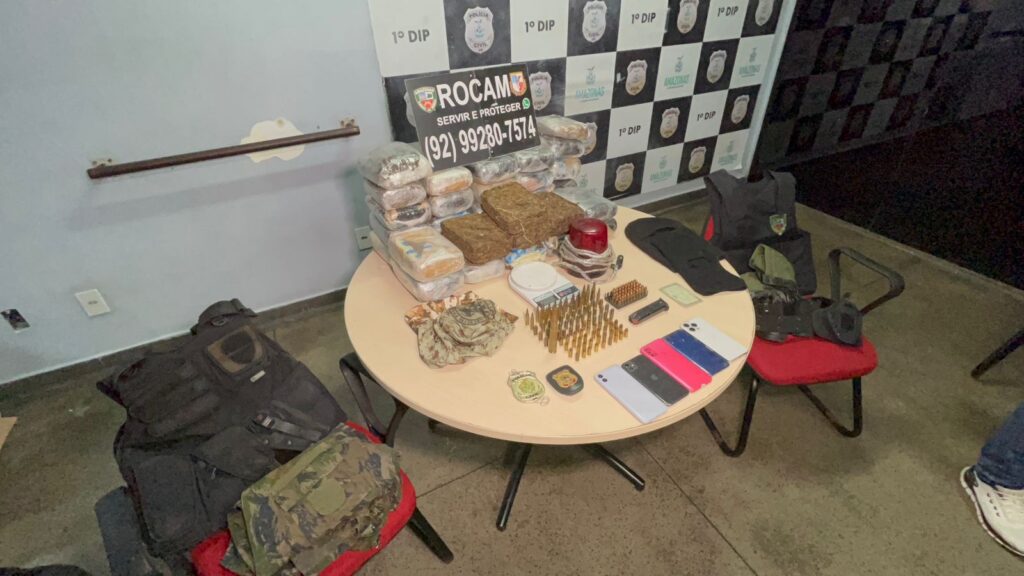 Dupla é presa com drogas, armas e arsenal de guerra em apartamento no bairro Praça 14