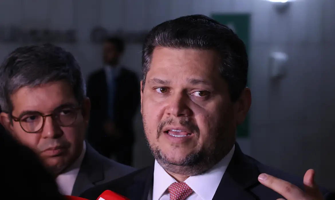 Alcolumbre mantém PEC 6x1 travada em semana esvaziada no Senado