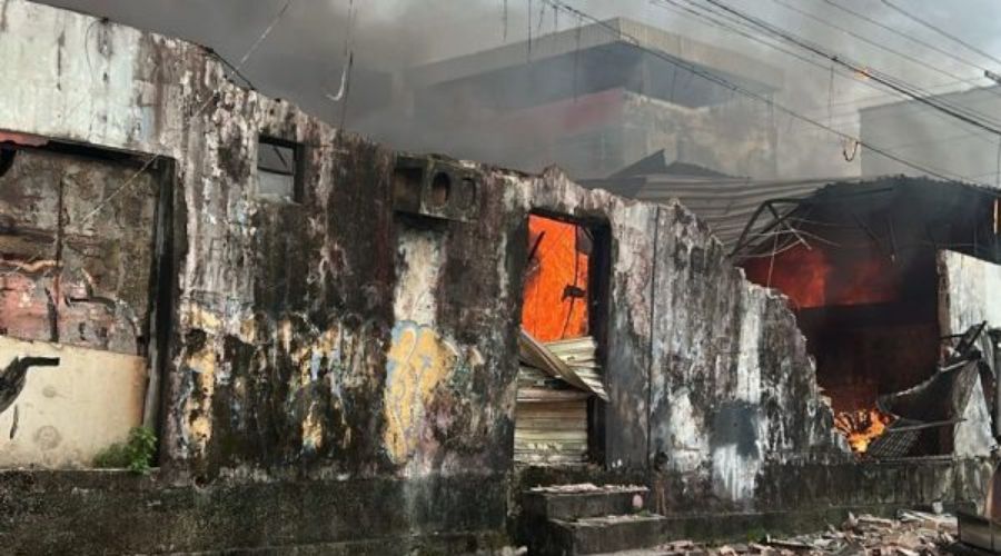 Vídeo mostra homem ateando fogo em galpão de fábrica no bairro São Francisco