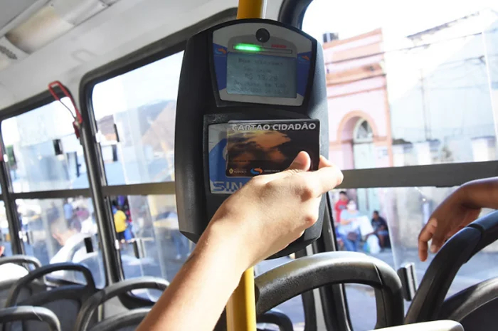 Tarifa de ônibus em Manaus subirá para R$ 5, anuncia prefeito