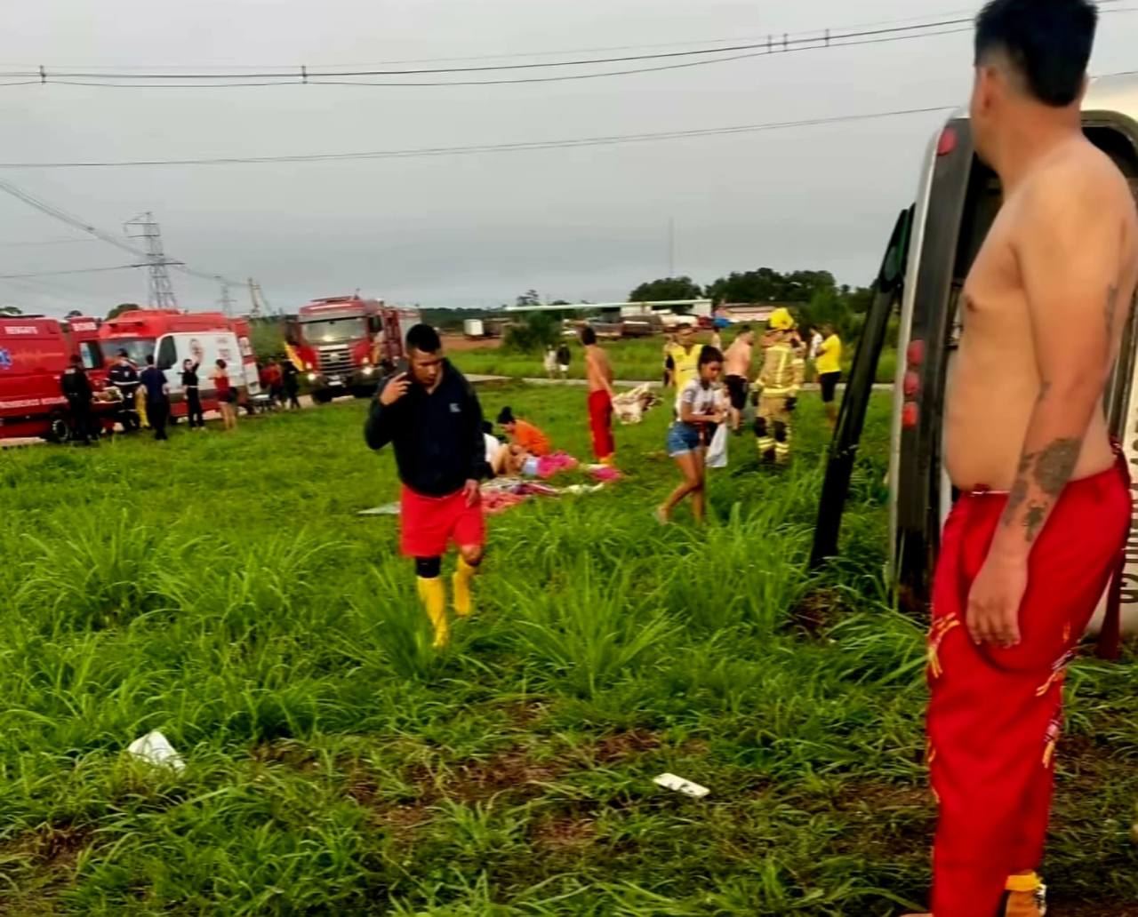 Vídeo: Ônibus com quadrilha caipira do AM tomba na BR-174