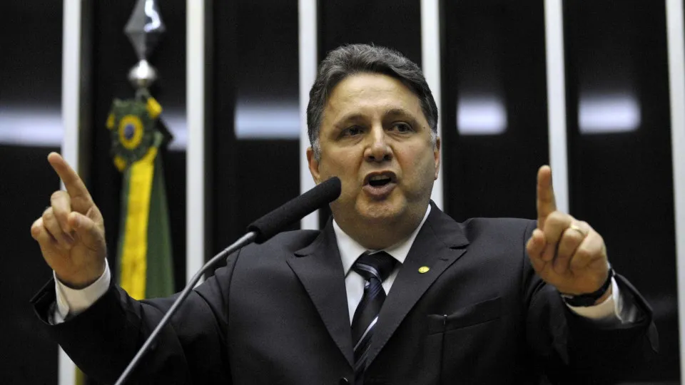 Justiça manda Garotinho cumprir pena que suspende direitos políticos