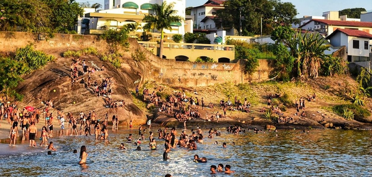 Vídeo: Rival de facção é executado em praia no meio dos banhistas; veja