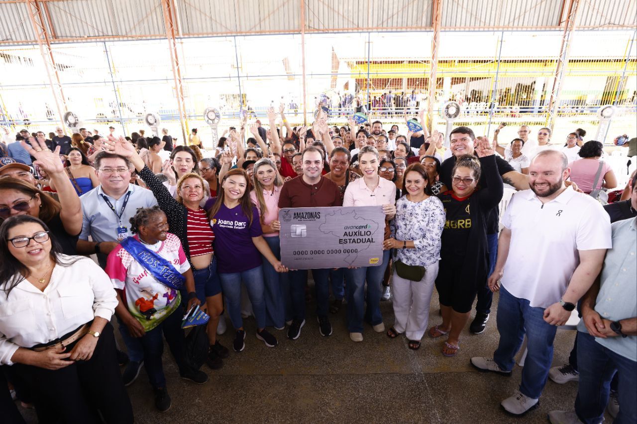 Na véspera do Dia das Mães, governador entrega 983 cartões do Auxílio Estadual para mulheres