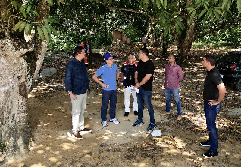 David Almeida visita áreas onde serão construídas casas populares no Jorge Teixeira