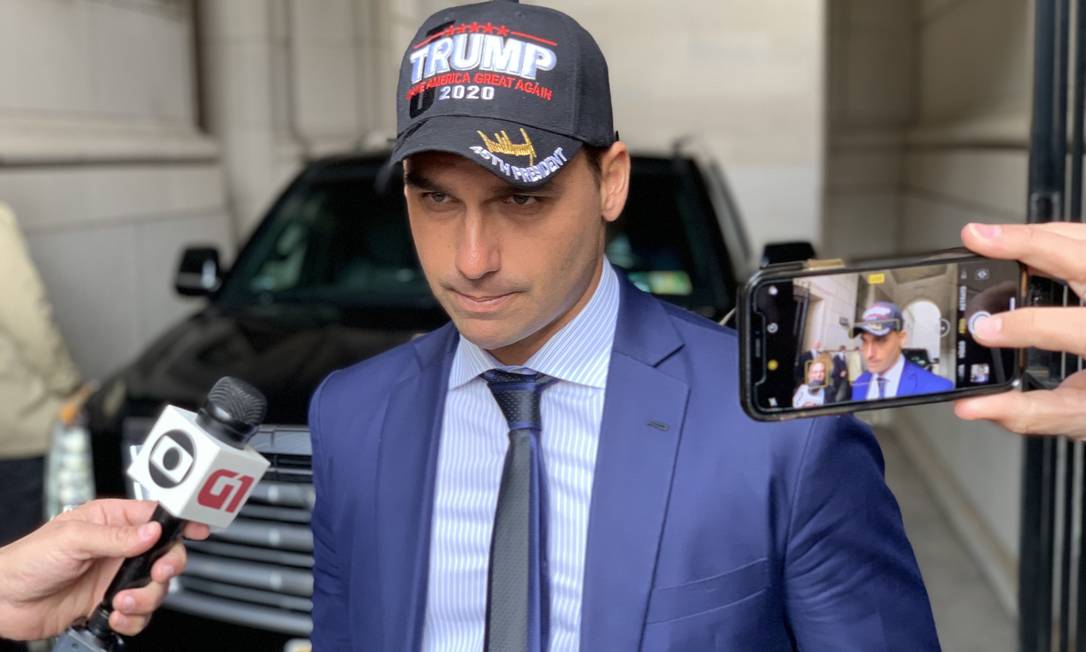 Bolsonaro foi contra permanência de Eduardo nos EUA e tentou convencê-lo a voltar