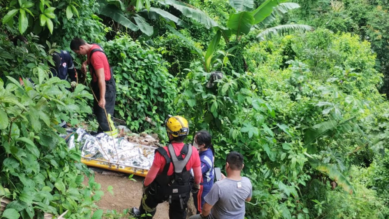 Homem cai de barranco de 15 m de altura na zona Leste