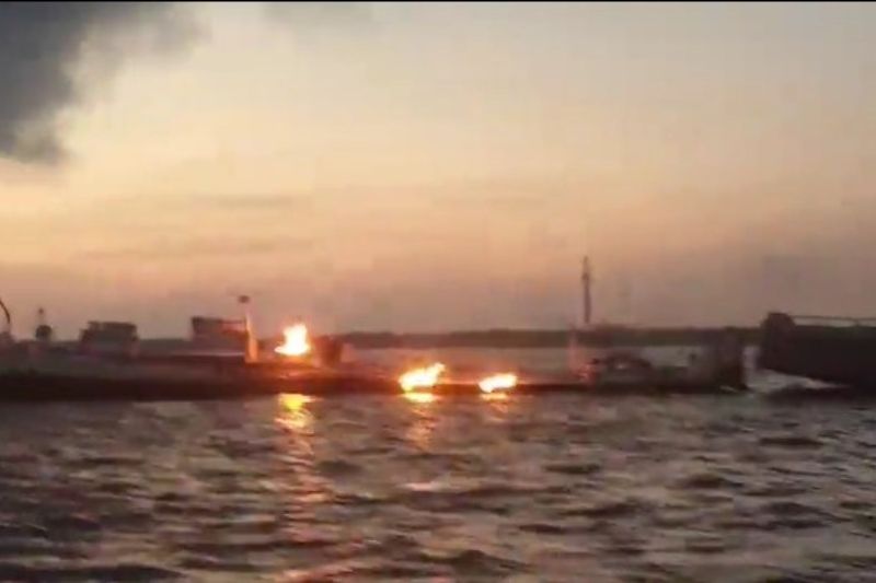 Vídeo: Piratas causam incêndio em balsas de combustível no Rio Amazonas