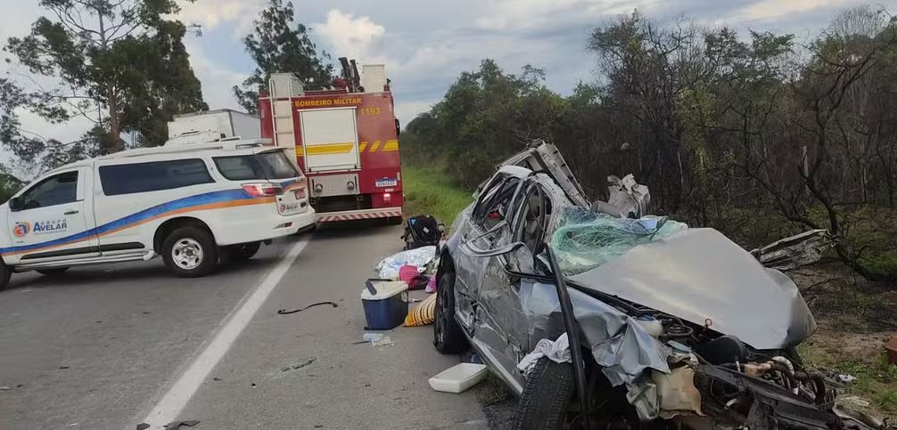 Imagens fortes: Família morre após carro bater de frente com carreta