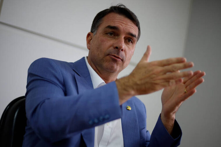 Em manifestação escrita, Flávio Bolsonaro nega ter caluniado Lula